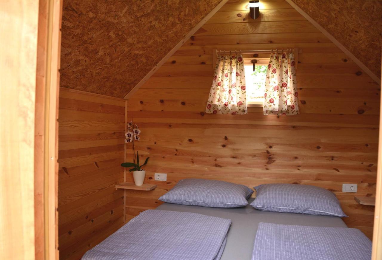 Small Wooden Houses And Apartments Zgornja Dobrava ラドヴリツァ エクステリア 写真