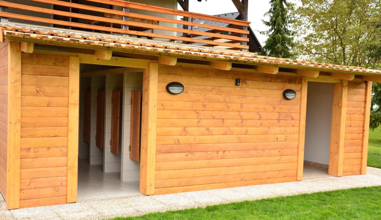 Small Wooden Houses And Apartments Zgornja Dobrava ラドヴリツァ エクステリア 写真