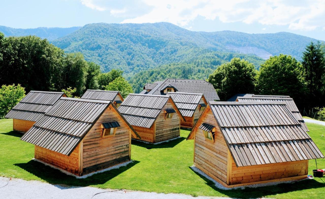 Small Wooden Houses And Apartments Zgornja Dobrava ラドヴリツァ エクステリア 写真