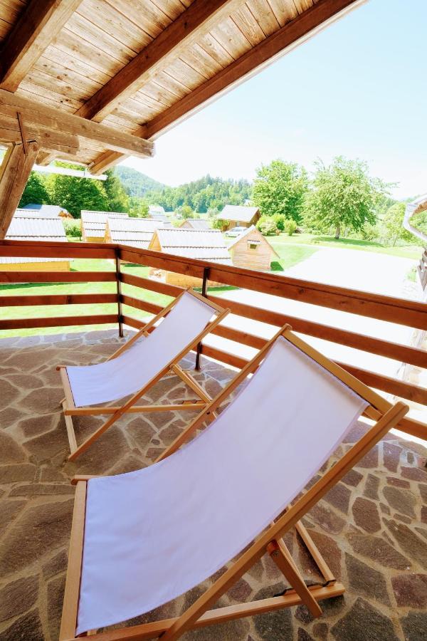 Small Wooden Houses And Apartments Zgornja Dobrava ラドヴリツァ エクステリア 写真