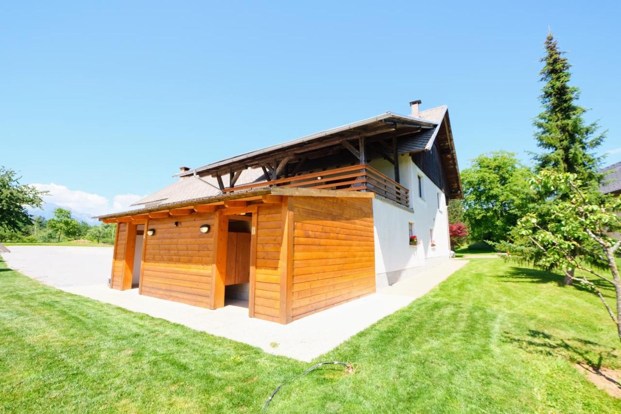 Small Wooden Houses And Apartments Zgornja Dobrava ラドヴリツァ エクステリア 写真