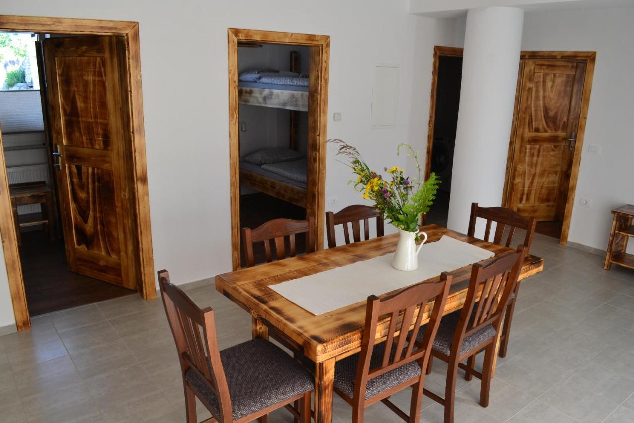 Small Wooden Houses And Apartments Zgornja Dobrava ラドヴリツァ エクステリア 写真
